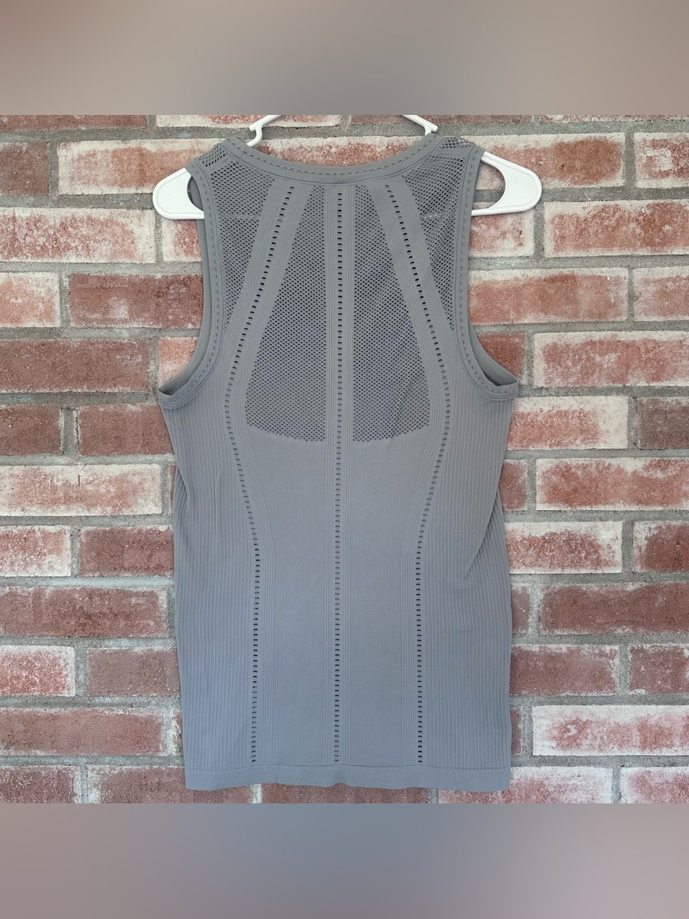 Athleta Gray Tank Top Women’s Medium Fitted Active Running Performance Gym - Picture 7 of 9
